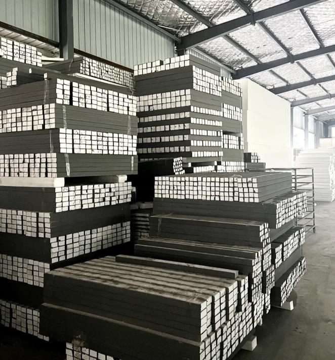 EPS（Expanded Polystyrene）即聚苯乙烯泡沫，是一種由聚苯乙烯樹脂顆粒經(jīng)加熱發(fā)泡形成的輕質(zhì)閉孔材料。