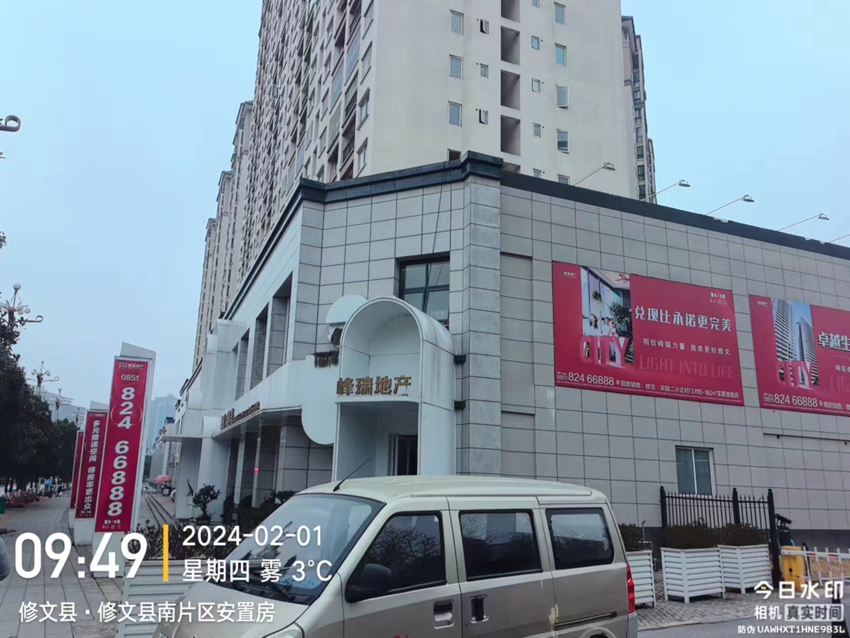 EPS裝飾線條的表面平整、細(xì)膩，可以進(jìn)行各種顏色、紋理的涂裝處理，使得建筑外觀更加美觀。