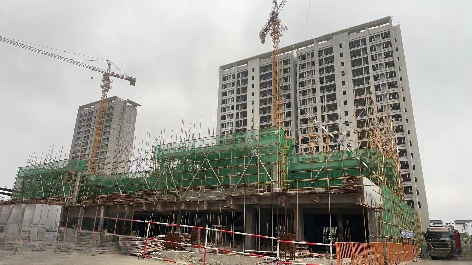 【eps線條廠家】外墻裝飾材料大PK：EPS線條和輕石構(gòu)件誰能笑到最后？