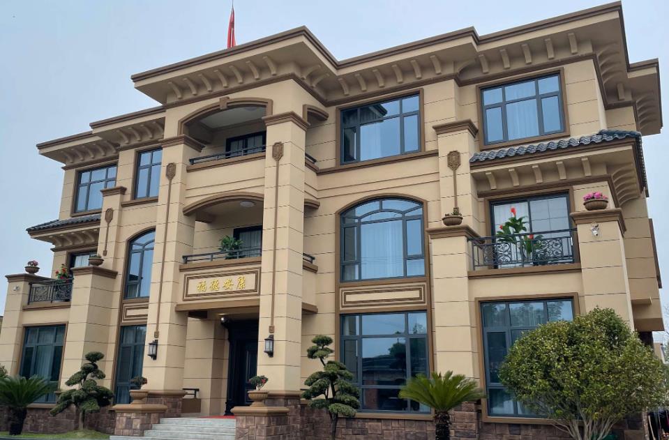 高質(zhì)量的EPS材料具有優(yōu)異的保溫性能、抗沖擊性能以及耐候性能，能夠確保裝飾線條的長(zhǎng)期使用效果